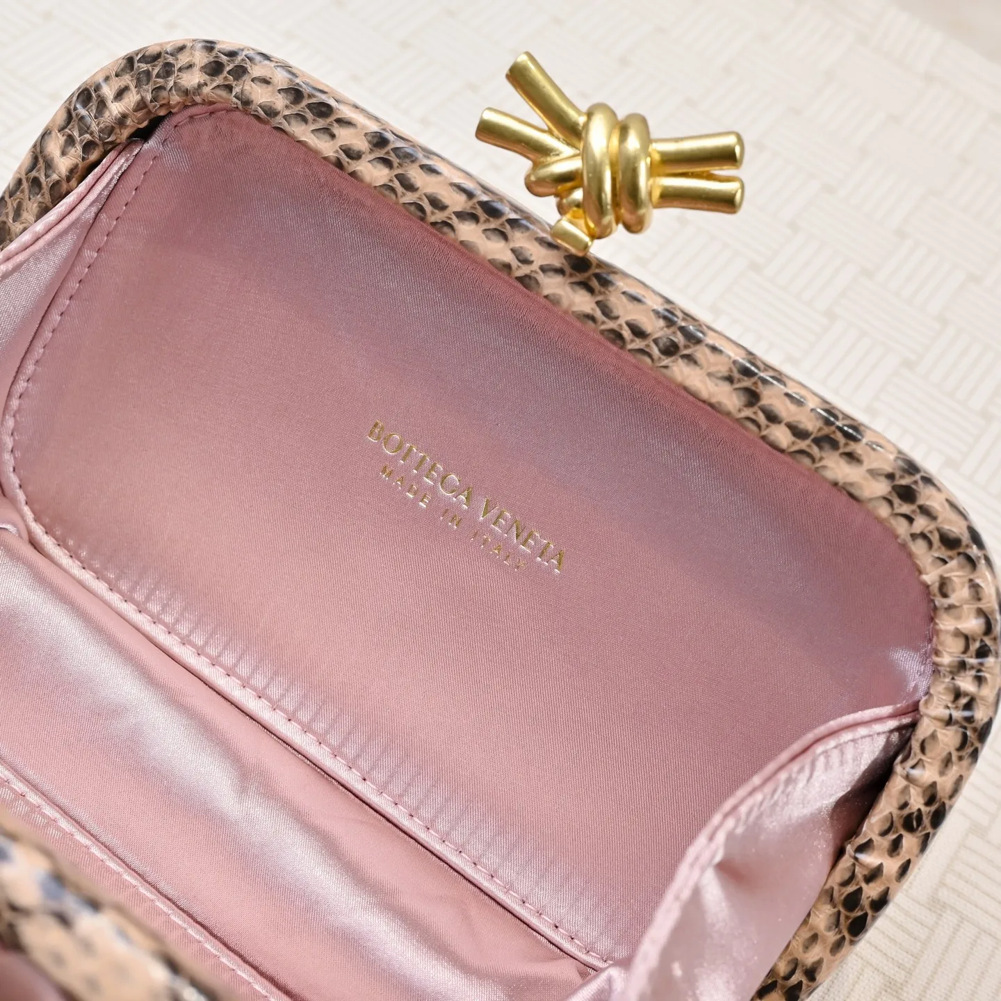 Batch 1460 #BV Knot woven evening bag series ~ Each bag reveals exquisite elegance💫Iconic classic silk weaving➕snake skin trimming with knot buckle, soft and delicate feel. The design is small and exquisite, low-key without logo, elegant and elegant. Paired with evening dress or cheongsam, it has the atmosphere of a famous and wealthy lady. Full of aura and invincible texture💃 Model: 7622 Dimensions: 20x12x5.5